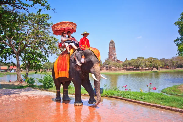 AYUTTHAYA, THAILAND - MARCH 7: Tourists on an elephant ride tour of the ancient city on March 7, 2013 in Ayutthaya. — Stock Photo, Image