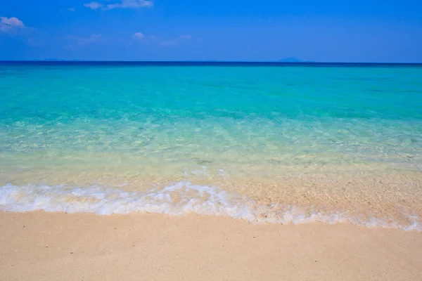 Praia e areia marinha tropical do mar Tailândia — Fotografia de Stock