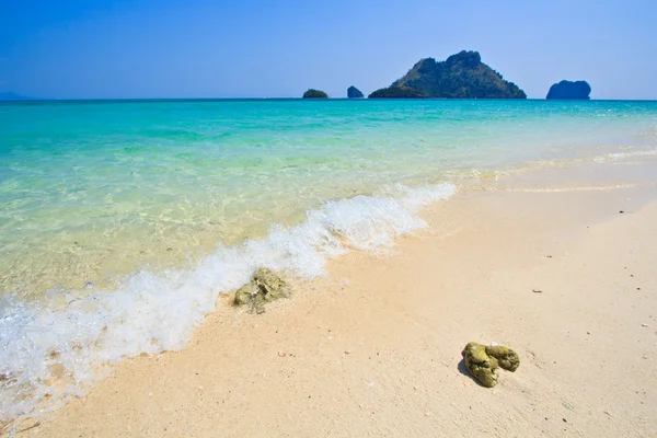 Plage et mer tropicale sable de la mer de Thaïlande — Photo