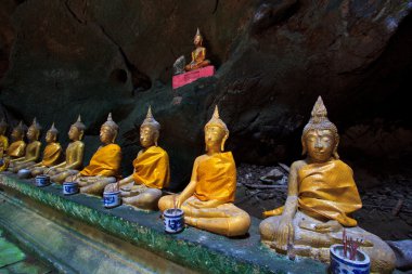 eski Buda bir mağarada Tayland