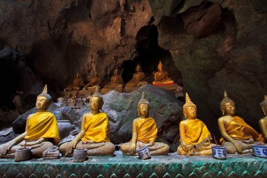 eski Buda bir mağarada Tayland