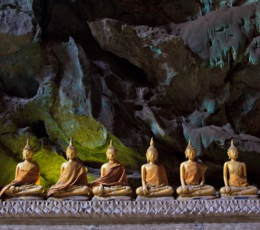 eski Buda bir mağarada Tayland
