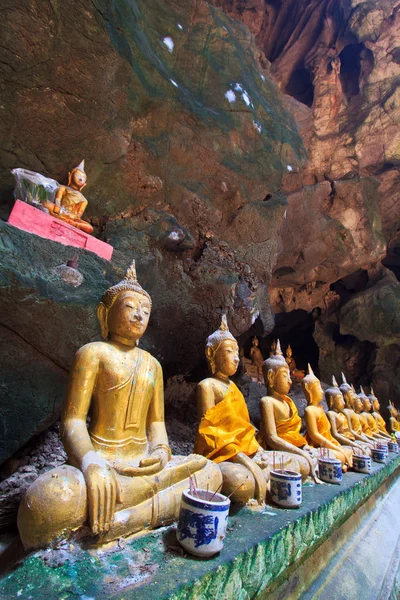 Viejo Buda en una cueva tailandia — Foto de Stock