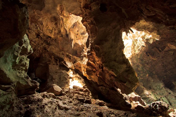 Sonnenstrahlen in Höhle in Thailand — Stockfoto