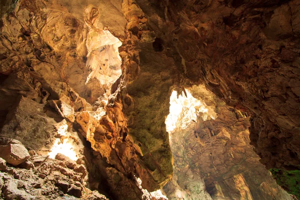 Auringonsäteet luolassa Thaimaassa — kuvapankkivalokuva