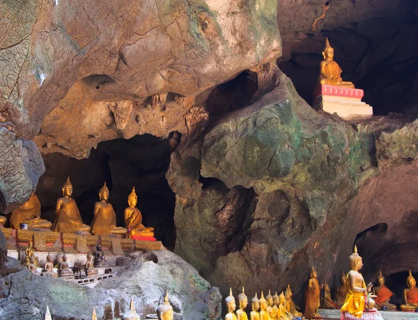 Buda velho em uma caverna tailândia — Fotografia de Stock