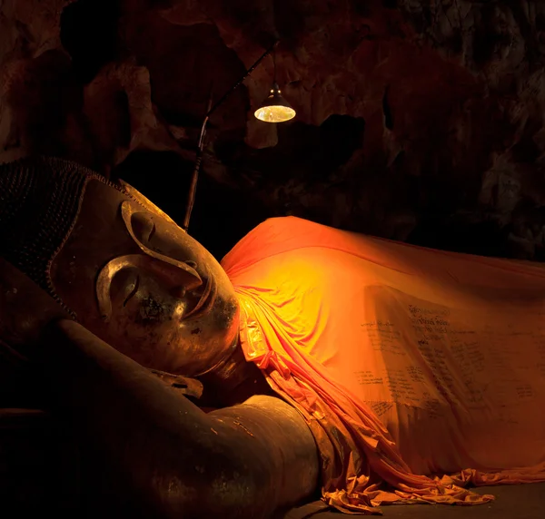 Παλιά Βούδα σε μια σπηλιά Ταϊλάνδη — Φωτογραφία Αρχείου