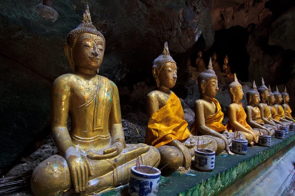 Gamla buddha i en grotta thailand — Stockfoto