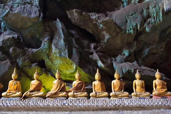 Vecchio Buddha in una grotta thailandia — Foto Stock