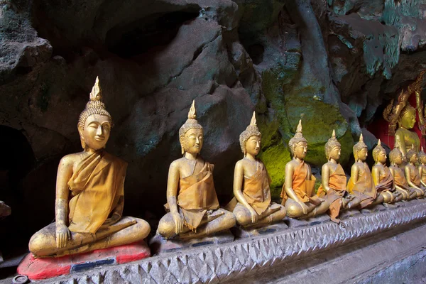 Vecchio Buddha in una grotta thailandia — Foto Stock