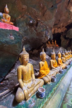 eski Buda bir mağarada Tayland