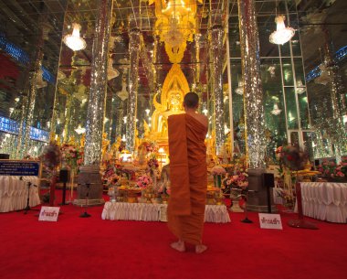 Katedral camlar, tapınak Tayland altın buddha heykeli