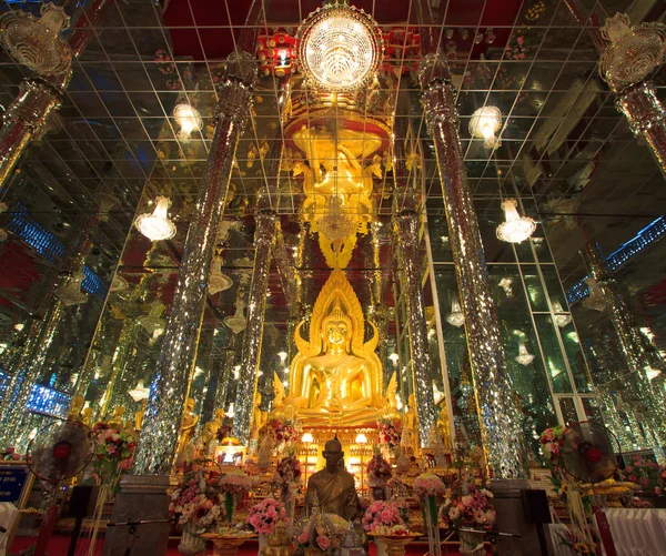Katedral camlar, tapınak Tayland altın buddha heykeli — Stok fotoğraf