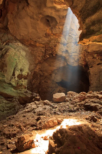 Sonnenstrahlen in Höhle in Thailand — Stockfoto
