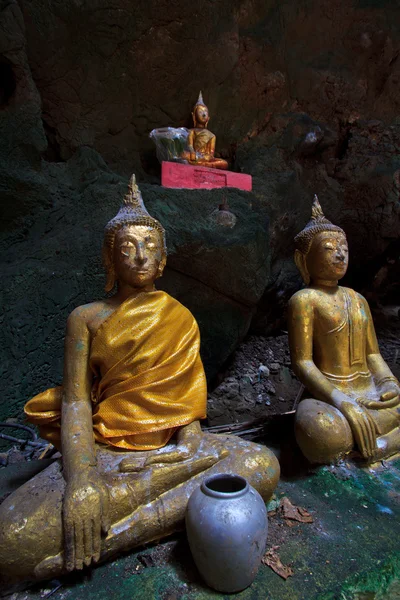 Stary Buddy w jaskini Tajlandia — Zdjęcie stockowe