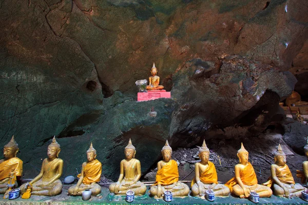 Vecchio Buddha in una grotta thailandia — Foto Stock