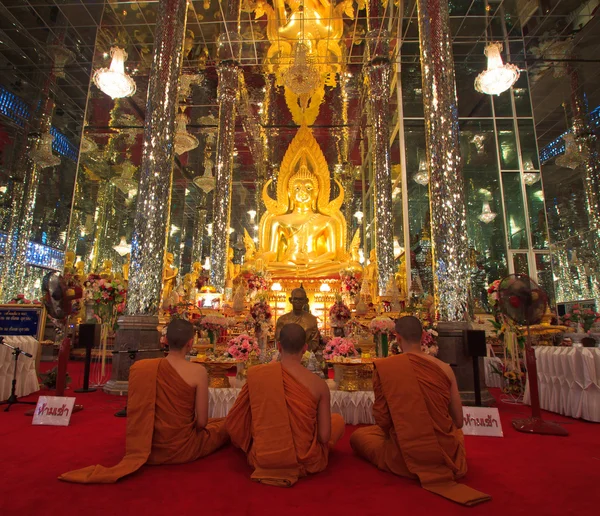 Katedral camlar, tapınak Tayland altın buddha heykeli — Stok fotoğraf