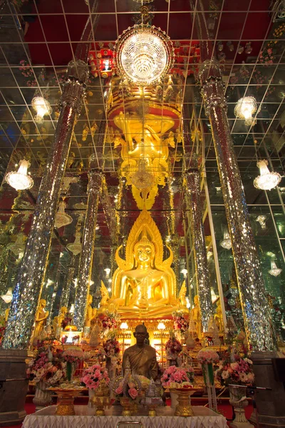 在大教堂的玻璃，在泰国寺金佛像 — 图库照片