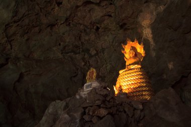eski Buda bir mağarada Tayland