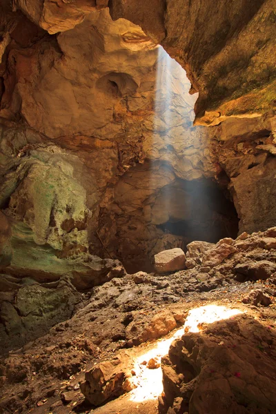 Rayons de soleil dans la grotte de Thaïlande — Photo