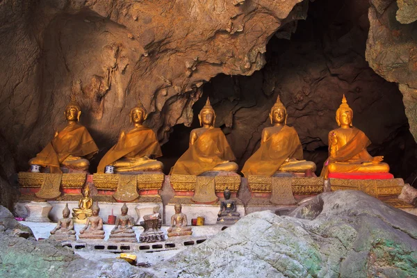 Gamla buddha i en grotta thailand — Stockfoto