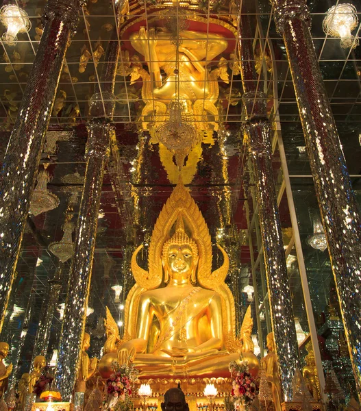 Gyllene buddha staty vid domkyrkan glas, tempel i thailand — Stockfoto