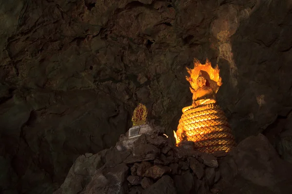 Vieux Bouddha dans une thailande de grotte — Photo