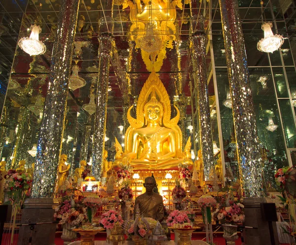 Gyllene buddha staty vid domkyrkan glas, tempel i thailand — Stockfoto