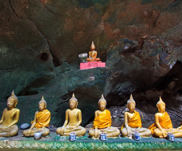 Oude Boeddha in een grot thailand — Stockfoto