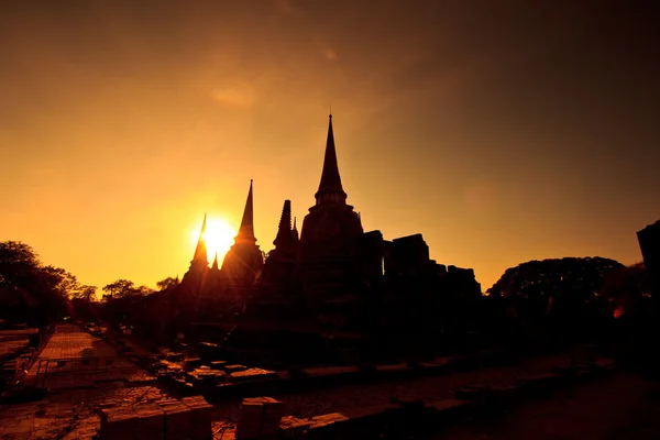 Silhouette di Pagoda a tempio di sanphet wat Phra sri — Foto Stock