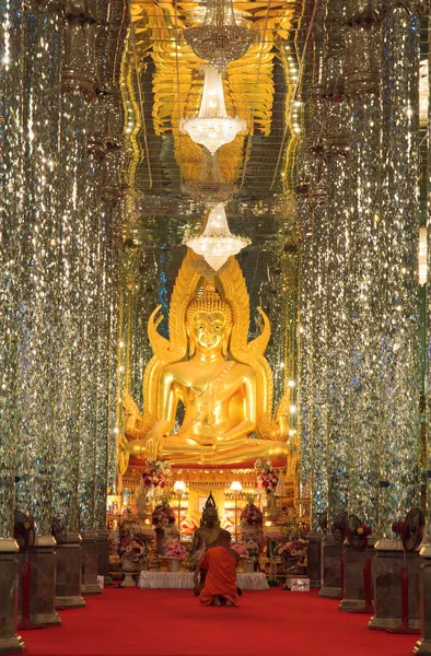 Gouden Boeddhabeeld bij Kathedraal glass, tempel in thailand — Stockfoto