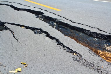 kırık bir asfalt yol yüzeyi
