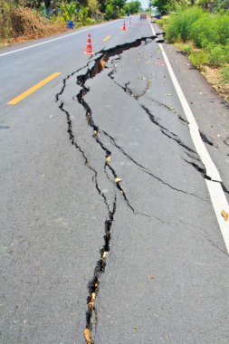 kırık bir asfalt yol yüzeyi
