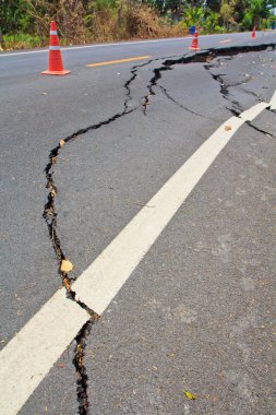 kırık bir asfalt yol yüzeyi