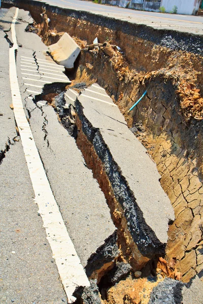 Spruckna ytan av en asfalterad väg — Stockfoto