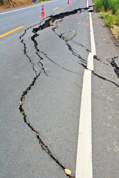 Rissige Oberfläche einer Asphaltstraße — Stockfoto