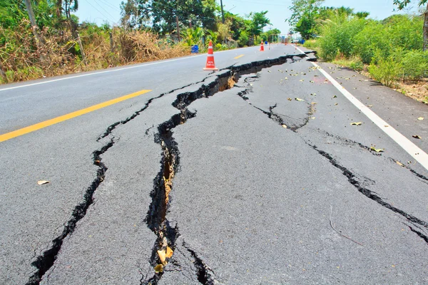 Superficie agrietada de una carretera asfaltada — Foto de Stock