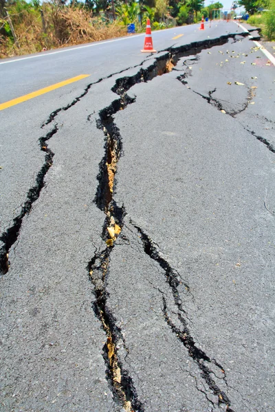 Rissige Oberfläche einer Asphaltstraße — Stockfoto