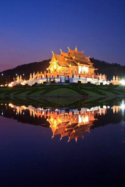 Crepúsculo Ho kham luang templo norte tailandês — Fotografia de Stock