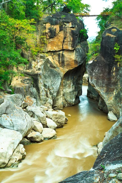 Ob Luang Río de montaña en el bosque, Tailandia —  Fotos de Stock