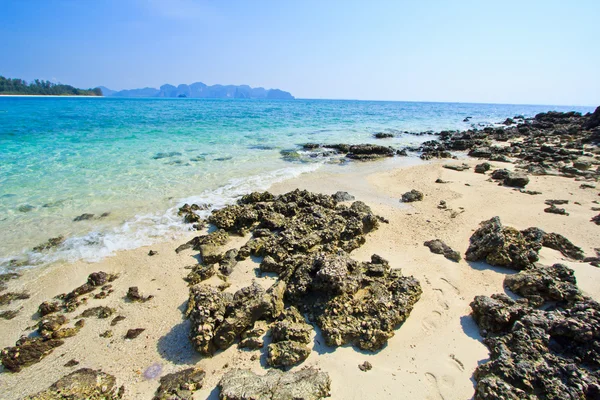 Beach and stone in islend thailand — Stock Photo, Image