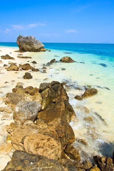 Beach and stone in islend thailand — Stock Photo, Image