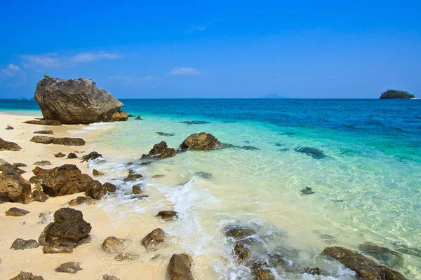 Beach and stone in islend thailand — Stock Photo, Image