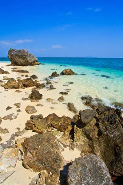 Praia e pedra em islend tailândia — Fotografia de Stock