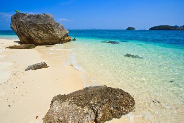 Пляж и камень в Таиланде — стоковое фото