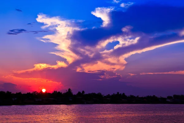 夕焼け空と雲の自然の背景 — ストック写真