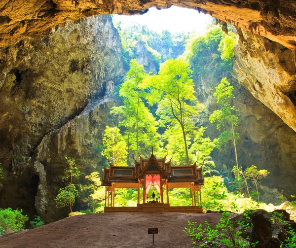 Mağara ve Asya prachuap khiri khan il Tayland köşk — Stok fotoğraf