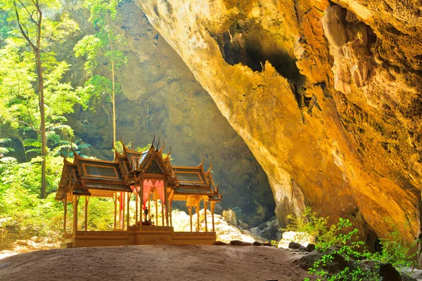 Mağara ve Asya prachuap khiri khan il Tayland köşk — Stok fotoğraf