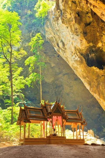 Mağara ve Asya prachuap khiri khan il Tayland köşk — Stok fotoğraf