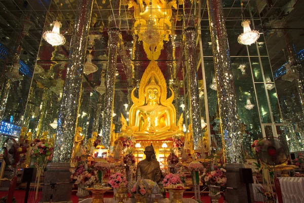 Gouden Boeddhabeeld bij Kathedraal glass, tempel in thailand — Stockfoto